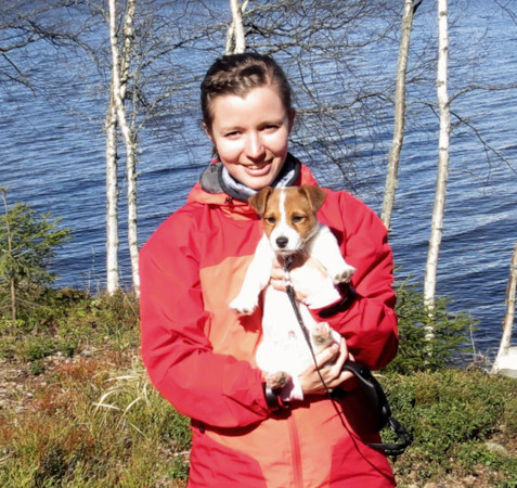 Biolanin logistiikkakoordinaattori Jenna Ahonen koiransa kanssa
