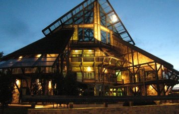 Valaistus kruunaa pihan