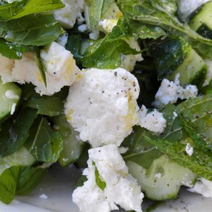 Kurkku-feta-minttusalaatti