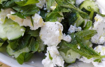 Kurkku-feta-minttusalaatti