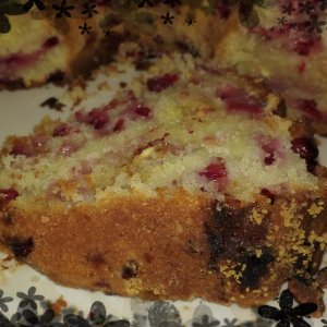 Puolukka-valkosuklaakakku