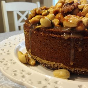 Jouluinen taatelikakku pähkinäkuorrutteella