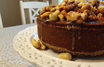 Jouluinen taatelikakku pähkinäkuorrutteella