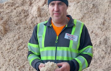 Uusiutuvaa raaka-ainetta ja itsenäistä työtä – näin puukuitu syntyy Biokuitulaitoksella