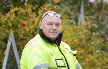 Osaaja höyryävien kompostiaumojen takaa