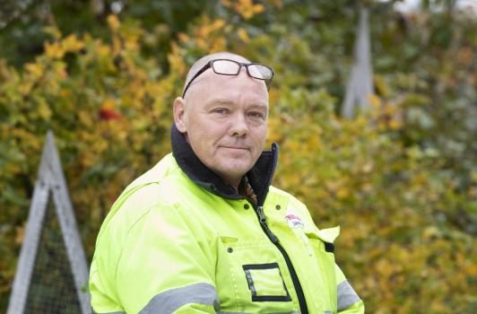 Osaaja höyryävien kompostiaumojen takaa
