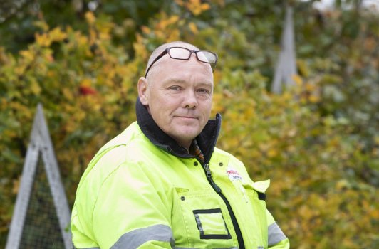 Osaaja höyryävien kompostiaumojen takaa