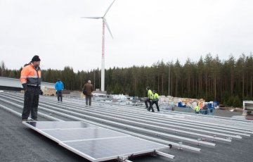 Suomalaistehdas tekee katostaan aurinkovoimalan