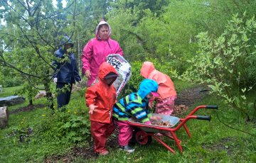 Siimapuiston päiväkodin puutarhassa pidettiin vakavasti hauskaa