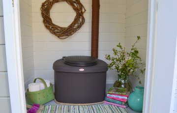 Kuivakäymälän avulla leikataan vesilaskua ja lannoitetaan kukkapenkkiä