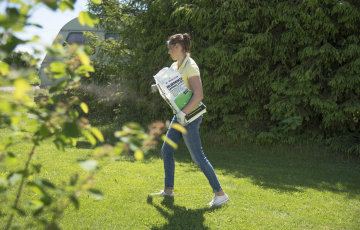 Älä kiirehdi nurmikon keväthuoltoa