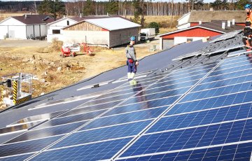 Ekoasuminen asensi sikatilalle aurinkosähkön