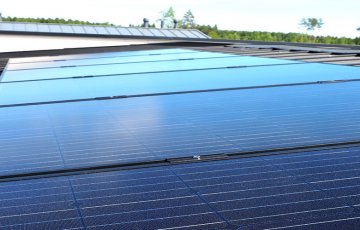 Aurinkosähkö sopii omakotitaloihin ja taloyhtiöihin