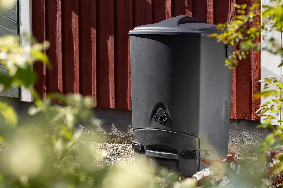 Käymäläjäte tarvitsee aina vähintään vuoden jälkikompostoinnin, jotta sitä voi hyötykäyttää puutarhassa. Käymäläjäte tarvitsee aina vähintään vuoden jälkikompostoinnin, jotta sitä voi hyötykäyttää puutarhassa.