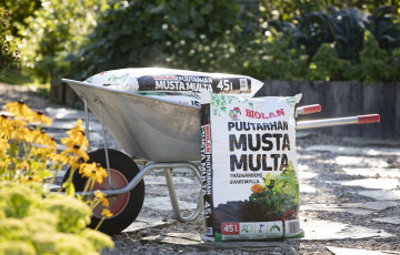 Biolan toimii alansa rohkeana uudistajana: “Suomalaiset eivät tutkimuksen mukaan tiedä, mitä multa on. Me tiedämme, ja tiedämme myös, miten siitä tehdään kestävämpää.”