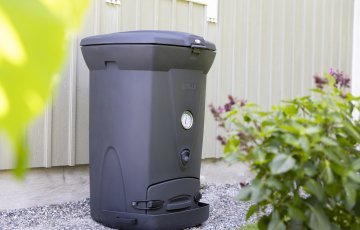 Uutuustiedote: Tyhjennyskaukalo helpottaa kompostorin hoitoa