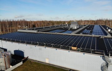 Uudella 1000 paneelin aurinkovoimalalla valmistetaan tiskiharjoja ja mattopiiskoja