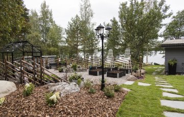 Nuoren perheen mökkipiha toimivaksi ja kauniiksi