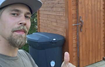 Lumilautailija Roope Tonteri mökkeilee ekologisesti