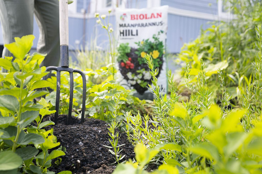 Biolan Maanparanushiili sisältää kompostoitua lantaa ja biohiiltä.