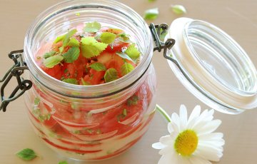 Hiirenkorva-tomaatti -salaatti