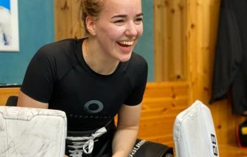 Jääkiekkoilija Eveliina Mäkinen torjuu kiekkoja ja kasvattaa tomaatteja